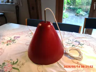 Rød pendel lampe i metal med hvid inderside sælges