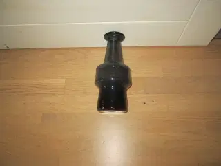 Særpræget røgfarvet vase ca 19 cm i højden