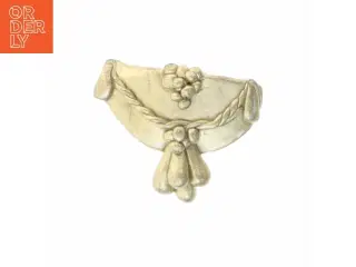 Guldfarvet broche (str. 4,5 x 3,8 cm)