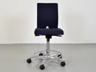 Häg kontorstol med blåt polster og fodstøtte
