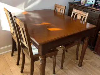 Spisebord i mørkbejdset eg med 2 tillægsplader