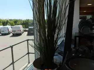 Kunstigplante i kurv