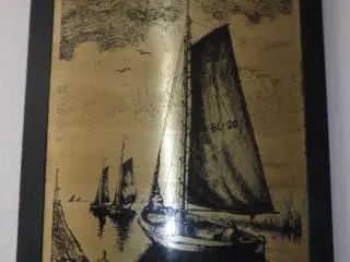 Billede et sort skibsmotiv på messing baggrund