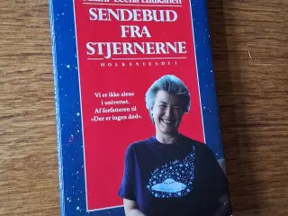 SENDEBUD FRA STJERNERNE  af Rauni-Leena Luukanen. 