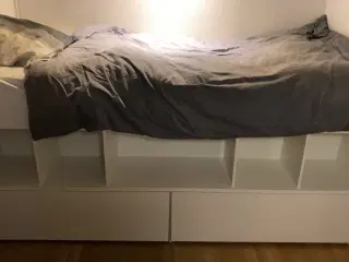 Hvid seng (1 meter høj)
