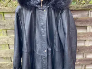 Læderjakke/frakke købt hos Kirsten Stampe 