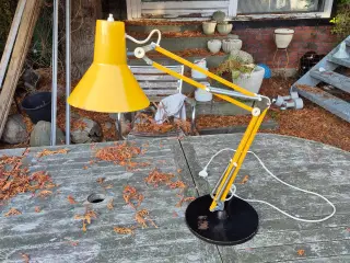 Gul arkitektlampe på rund sort fod 