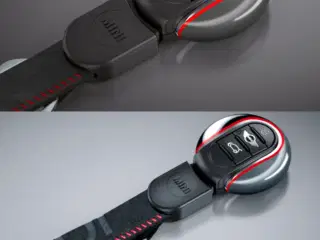 Mini nøglering til bilnøgle sort med rød syning