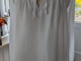 Ny hvid skjorte med bindebånd