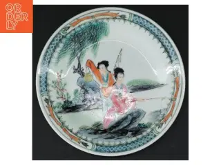 Dekorativ kinesisk porcelænstallerken (str. 15,5 cm)