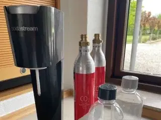 Sodastream med 2 flasker og 2 tomme gas
