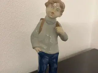 Porcelæn dreng med taske