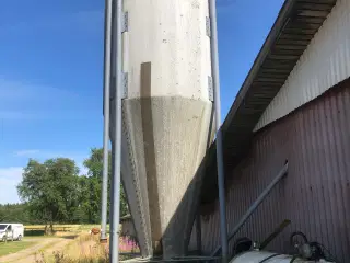 Fodersilo 26m3 sælges.