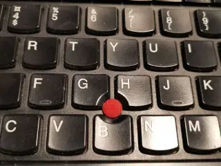 Rød Lenovo mus i tastaturet.
