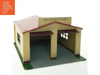 Vintage træ brandstation model (str. 38x30x20 cm)