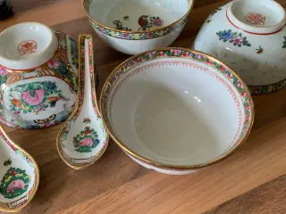 Kinesiske suppe skåle med skeer