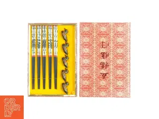 Kinesisk spisestel med spisepinde og hvilestøtter (str. 24 cm)