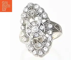 Dekorativ fingerring med klare sten (str. Ø 52 cm)