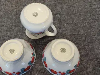 Pillivuyt kande og 2 skåle.  "Jordbær-serie"