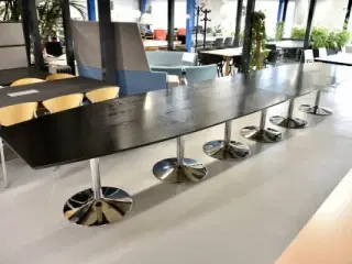 Stort konferencebord i sort med krom stel