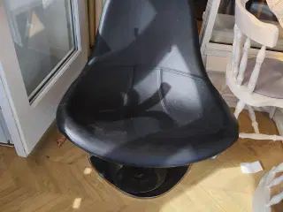 Flot lænestol i sort læder