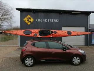 Kajak med ror og udstyr, klar til at gå på vandet