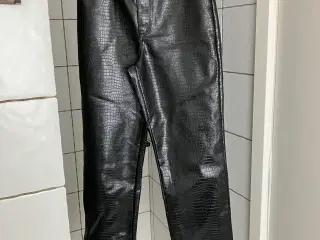 Bukser i kunst læder af mrk. Boii. Surface 100% pu