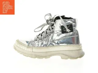 Sølvfarvede høje sneakers fra Calvin Klein (str. 32)