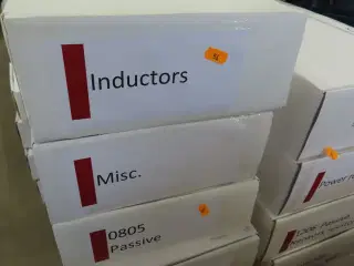 17 Kasser med div. Computer/elektronik komponenter