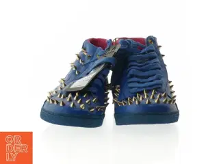 Blå sneakers med nitter fra Pieces (str. 38 )