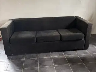 Sort sofa i fløjl