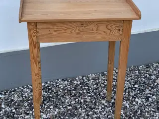 Lille bord, afsyret fyrretræ