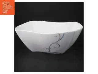 Porcelænsskal fra Fyrklveren Victoria (str. 26x22x9 cm)