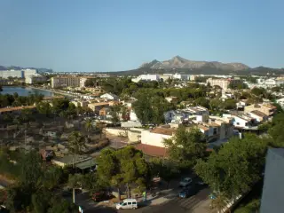 Total renoveret byens bedste beliggenhed i ALCUDIA p� MALLORCA 

ligger ud til Dollar Street som er �genavnet p� Avenida Pedro Mas i Reus, en gade der l�ber vinkelret p� havnen i Alc�dia.