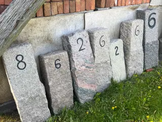 Sten med Husnummer 2, 4 , 6 og 8