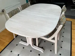Spisebord med 6 stole