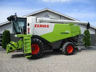 CLAAS LEXION 750 Gårdmaskine med V900 skærebord.