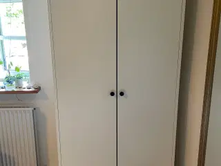 Sødt velholdt klædeskab