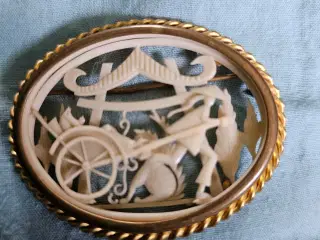 Broche i elfenben kunstfærdig udskåret
