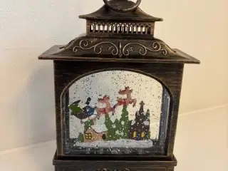 Lanterne med julemand og rensdyr med vand og sne o