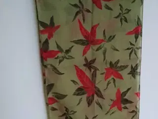 Tørklæde, grøn med røde blomster, str. 31 x 150 c