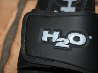 Sort H2O badesandaler i str. 6 / 39