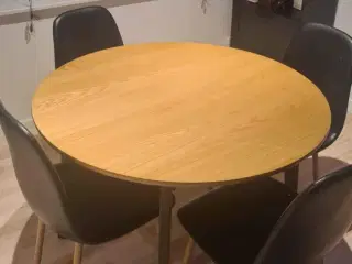 Spisebord og 4 stole evt. Byt til andet