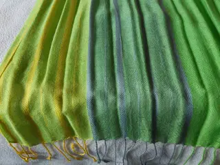 Nyt Tørklæde Grønlige Farver m Frynser