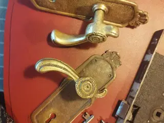 Dørgreb i messing, højskilte, lås og 2 nøgler