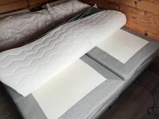Elevations senge med madras og latex topmadras 