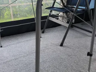 Camping bord kan klappes sammen 