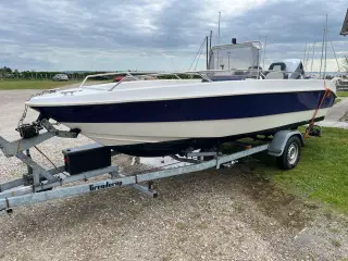 Centerpult båd med 135hk Mariner