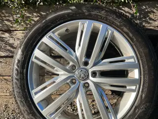 VW Tiguan originale alufælge med vinterdæk