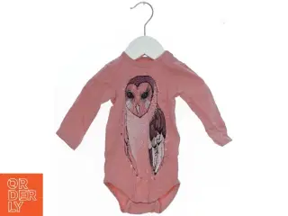 Rosa bodystocking med uglemotiv fra Hebe (str. 68)